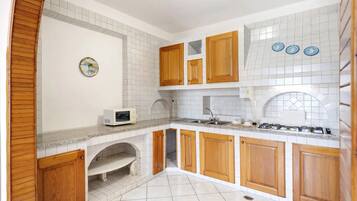 Frigorifero, microonde, forno, piano cottura