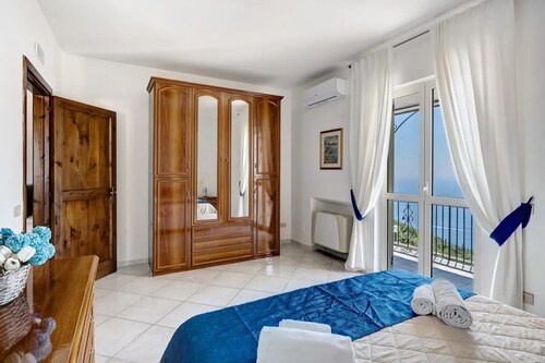 Villa 'Azzurra' with Sea View, Wi-Fi and Air Conditioning