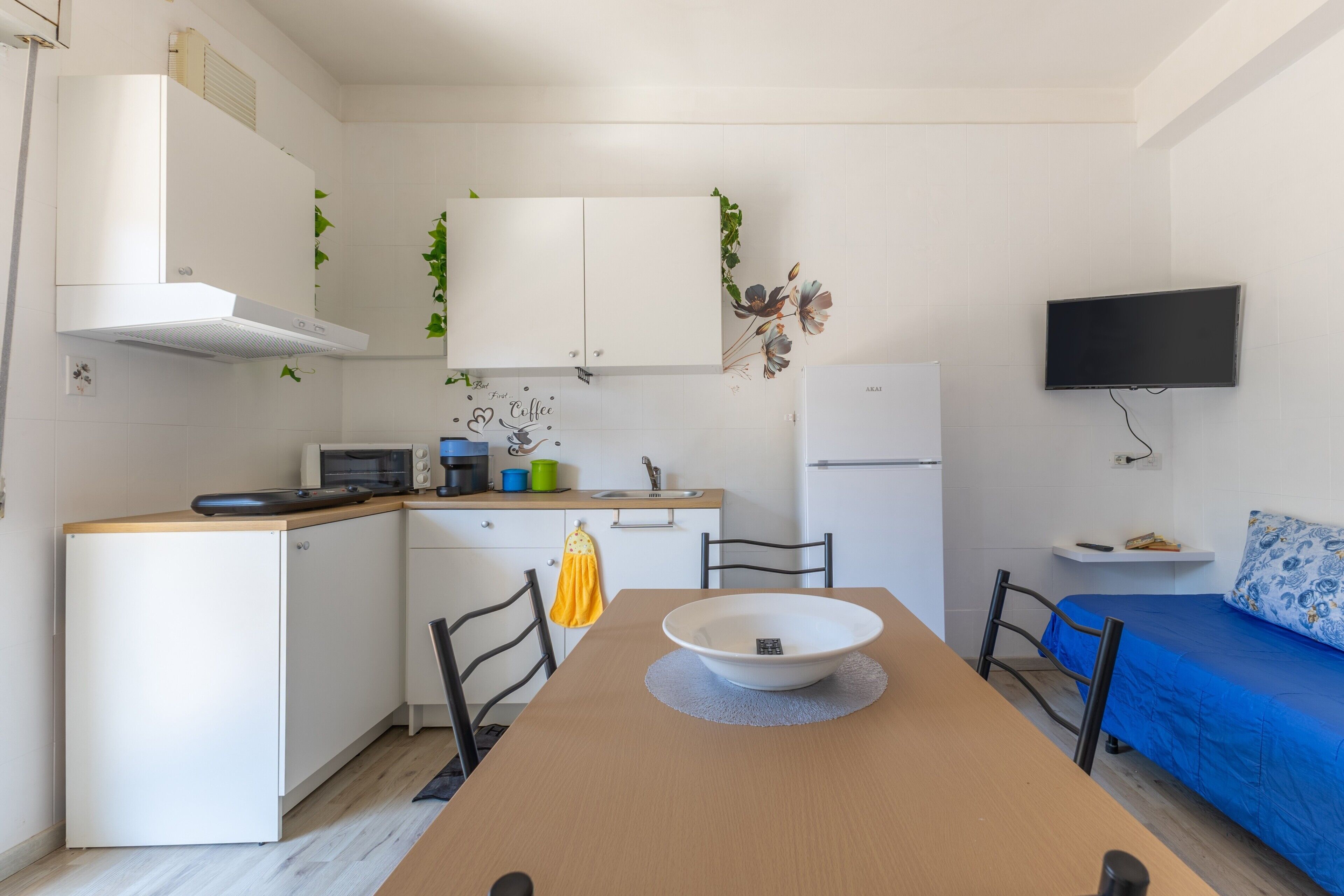 Fridge, oven, stovetop, coffee/tea maker