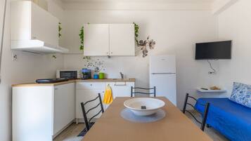 Fridge, oven, stovetop, coffee/tea maker