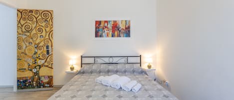 2 makuuhuonetta, silitysrauta/-lauta, ilmainen Wi-Fi, vuodevaatteet