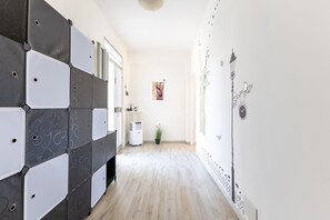 Interior - Apartment 'Bilocale In Villa Con Piscina' with Mountain View, Shared Pool and Wi-Fi (Comiso)