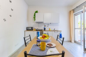 Dining - Apartment 'Trilocale In Villa Con Piscina' with Mountain View, Shared Pool and Wi-Fi (Comiso)
