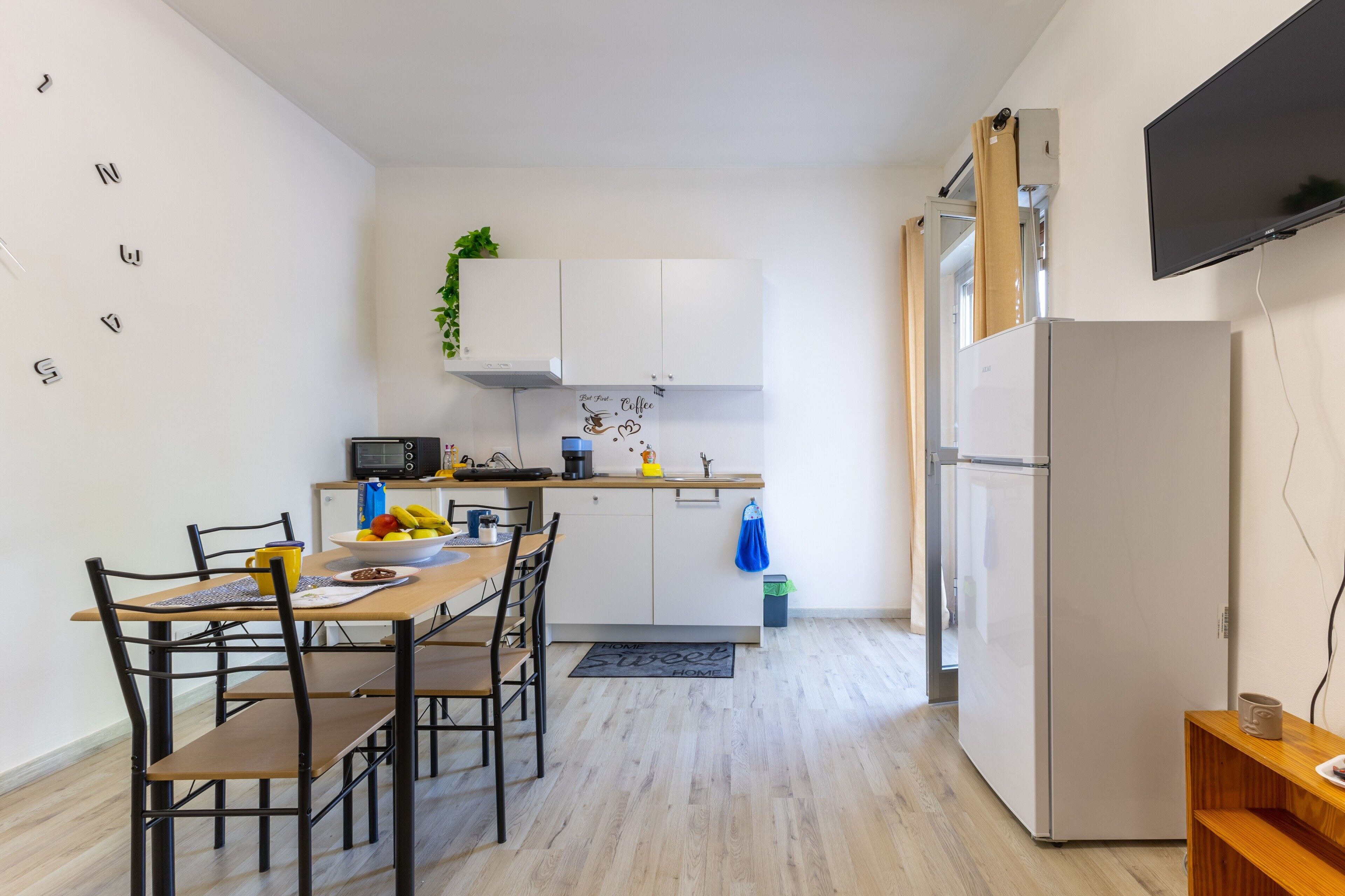 Fridge, oven, stovetop, coffee/tea maker