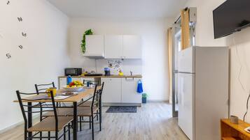 Fridge, oven, stovetop, coffee/tea maker