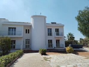 Exterior - Apartment 'Trilocale In Villa Con Piscina' with Mountain View, Shared Pool and Wi-Fi (Comiso)