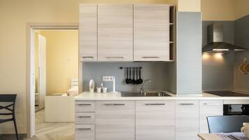 Frigorifero, forno, piano cottura, lavastoviglie