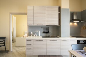 Frigorifero, forno, piano cottura, lavastoviglie