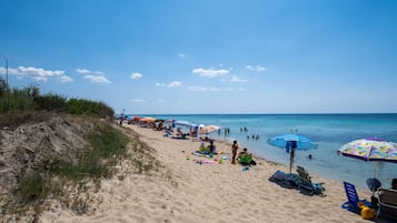 Una spiaggia nelle vicinanze