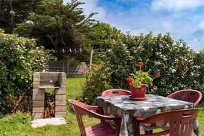 Outdoor dining - Chalet 'Pointe Saint Gildas Face Mer' with Sea View, Private Terrace and Private Garden (Préfailles)