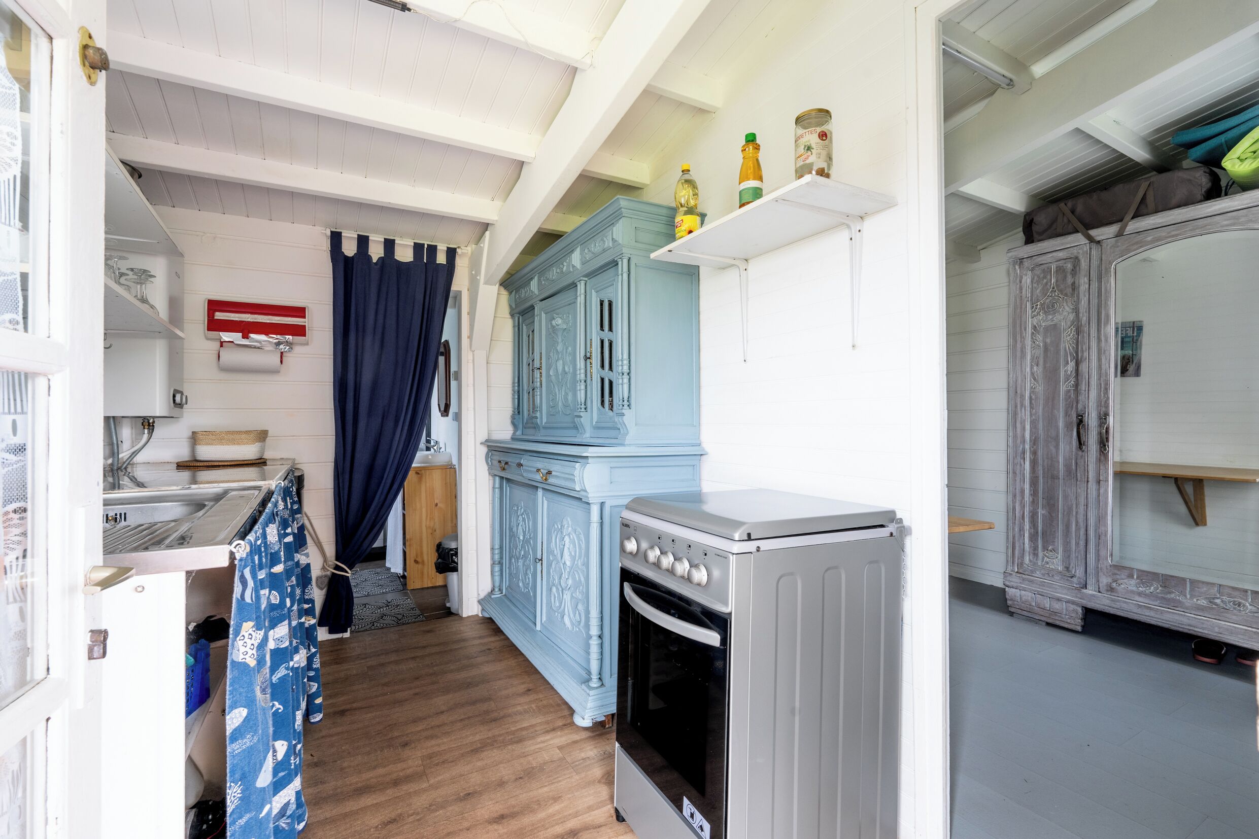 Fridge, oven, stovetop, coffee/tea maker