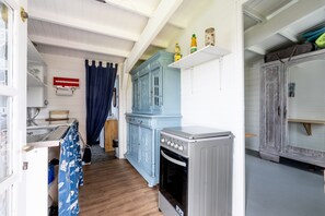 Fridge, oven, stovetop, coffee/tea maker