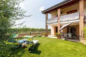 Terrace/patio - Apartment 'Katy Lake Lavanda ' with Private Terrace, Wi-Fi and Air Conditioning (Peschiera del Garda)