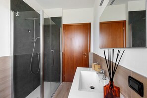 Dusche, Haartrockner, Handtücher