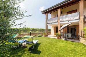 Terrace/patio - Apartment 'Katy Lake Lavanda ' with Private Terrace, Wi-Fi and Air Conditioning (Peschiera del Garda)