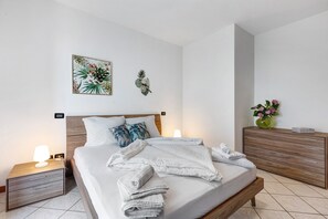 2 bedrooms, iron/ironing board, free WiFi, bed sheets - Apartment 'Katy Lake Lavanda ' with Private Terrace, Wi-Fi and Air Conditioning (Peschiera del Garda)