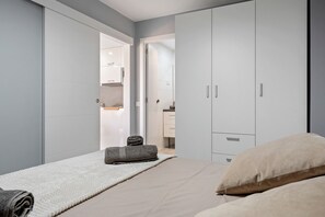 1 slaapkamer, een strijkplank/strijkijzer, gratis wifi, beddengoed