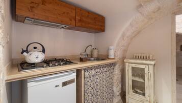 Fridge, stovetop, coffee/tea maker, electric kettle