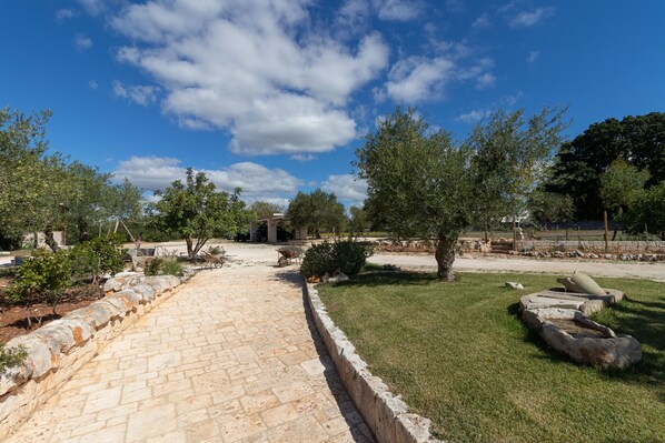 A paved pathway, grassy areas, and trees in a park-like setting. - Null 'La Rondine' with Shared Terrace, Shared Garden and Wi-Fi (Locorotondo)