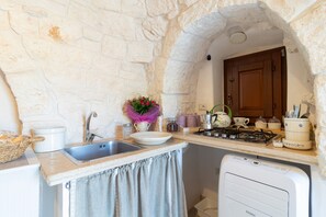 Refrigerador, placa de cocina, cafetera/tetera, tetera/pava eléctrica