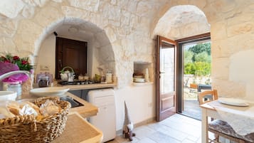 Refrigerador, placa de cocina, cafetera/tetera, tetera/pava eléctrica