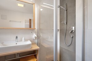 Shower, hair dryer, towels - Holiday Apartment 'Pferscher - Apt Kastanienbaum' with Mountain View, Shared Terrace & Wi-Fi (Barbiano)