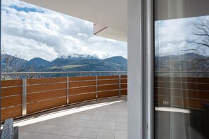 Terrace/patio - Holiday Apartment 'Pferscher - Apt Kastanienbaum' with Mountain View, Shared Terrace & Wi-Fi (Barbiano)