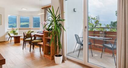 Holiday Apartment 'Pferscher - Apt Nussbaum' with Mountain View, Shared Terrace & Wi-Fi