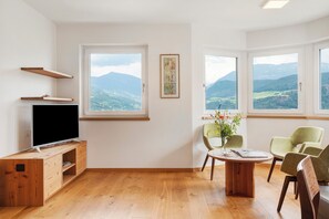Interior - Apartment 'Pferscher - Apt Nussbaum' with Mountain View, Shared Terrace and Wi-Fi (Barbiano)