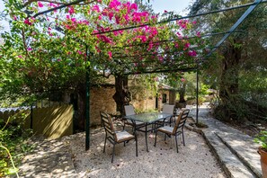 Outdoor dining - Guest House 'Adamantia Double Room D2' with Shared Terrace, Wi-Fi and Air Conditioning (Gaios)