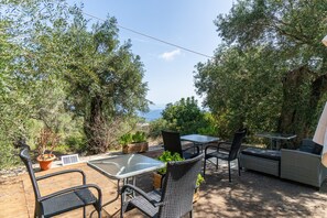 Outdoor dining - Guest House 'Adamantia Double Room D2' with Shared Terrace, Wi-Fi and Air Conditioning (Gaios)