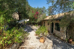 Terrace/patio - Guest House 'Adamantia Double Room D2' with Shared Terrace, Wi-Fi and Air Conditioning (Gaios)