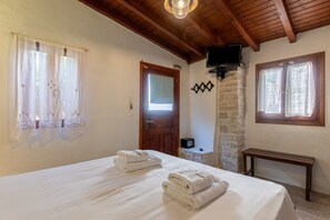 1 bedroom, free WiFi, bed sheets - Guest House 'Adamantia Double Room D2' with Shared Terrace, Wi-Fi and Air Conditioning (Gaios)