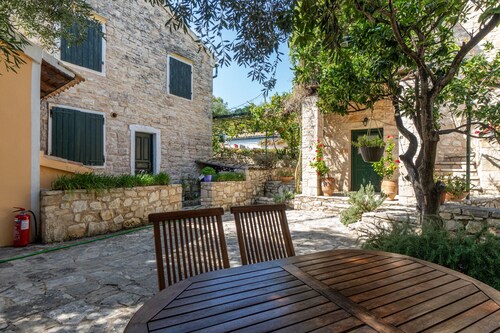 Guest House 'Adamantia Double Room D2' with Shared Terrace, Wi-Fi and Air Conditioning