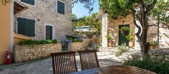 Guest House 'Adamantia Double Room D2' with Shared Terrace, Wi-Fi and Air Conditioning