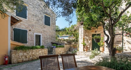 Guest House 'Adamantia Double Room D2' with Shared Terrace, Wi-Fi and Air Conditioning