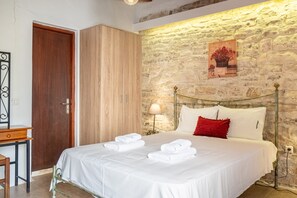 1 bedroom, free WiFi, bed sheets - Guest House 'Adamantia Double Room D2' with Shared Terrace, Wi-Fi and Air Conditioning (Gaios)
