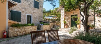 Guest House 'Adamantia Double Room D2' with Shared Terrace, Wi-Fi and Air Conditioning