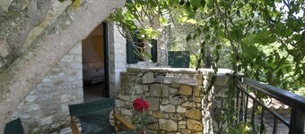 Guest House 'Adamantia Room A3' with Shared Terrace, Wi-Fi and Air Conditioning