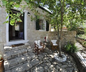 Terrace/patio - Guest House 'Adamantia D1' with Shared Terrace, Wi-Fi and Air Conditioning (Gaios)