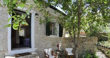 Guest House 'Adamantia D1' with Shared Terrace, Wi-Fi and Air Conditioning