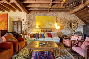 TV, fireplace - Holiday Home 'Guest House Casa S Martinho' with Mountain View (São Martinho da Gândara)