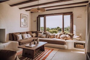 TV, fireplace - Villa 'The June Boutique' with Sea View, Wi-Fi and Air Conditioning (Benissa)