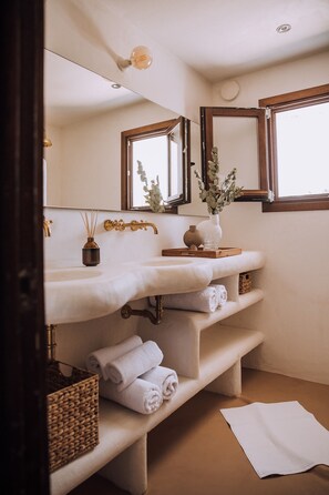 Douche, sèche-cheveux, serviettes fournies