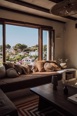 TV, fireplace - Villa 'The June Boutique' with Sea View, Wi-Fi and Air Conditioning (Benissa)