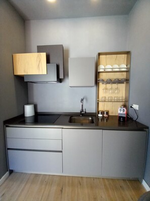 Fridge, stovetop, coffee/tea maker, cookware/dishes/utensils - Apartment 'Appartamento Luxury -  Mare' with Sea View and Air Conditioning (Terracina)