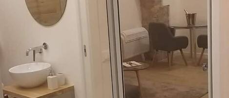 Chuveiro, secador de cabelo, toalhas de banho