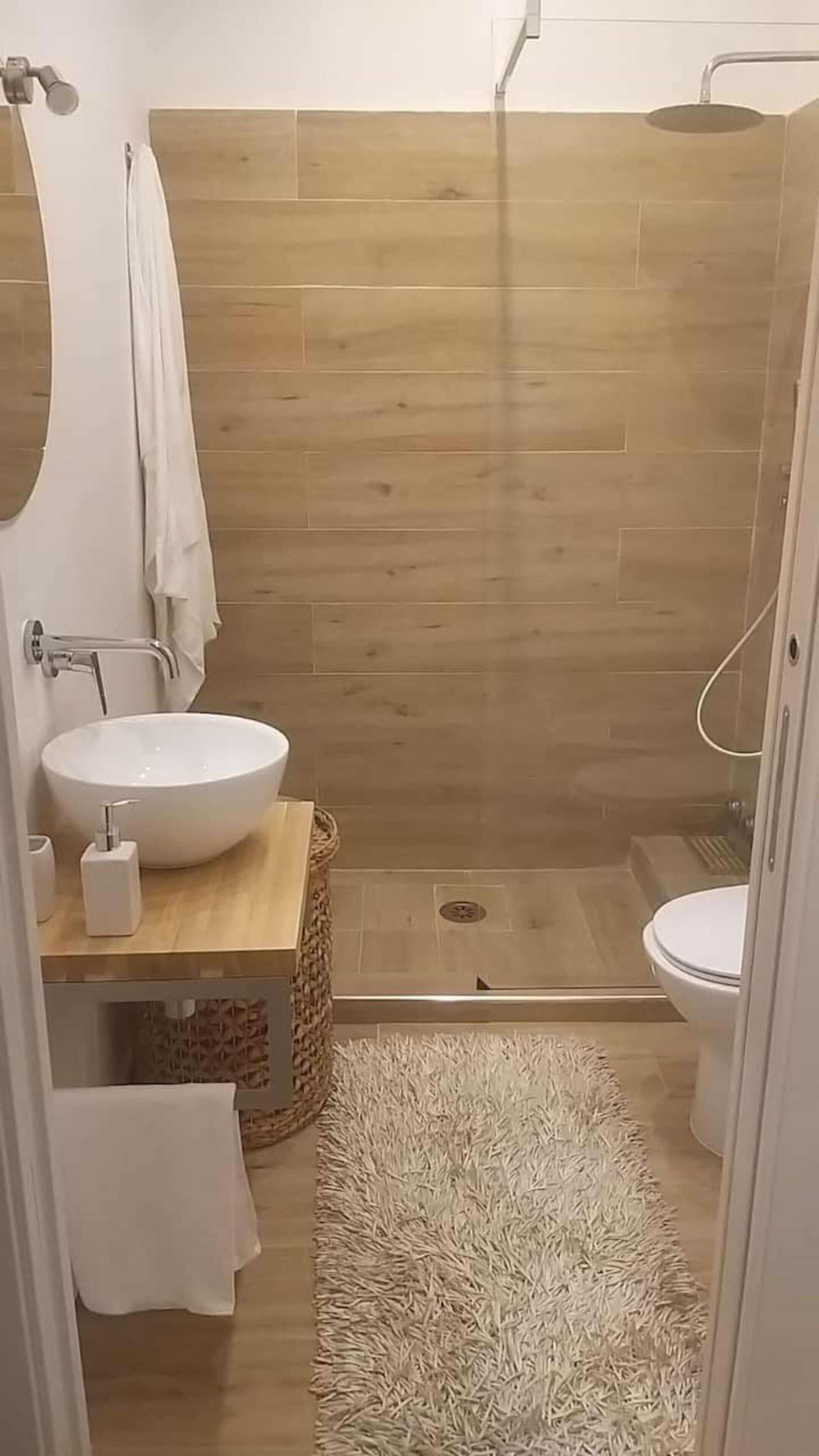 Suihku, hiustenkuivaaja, pyyhkeet
