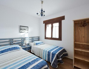 4 bedrooms, iron/ironing board, free WiFi, bed sheets