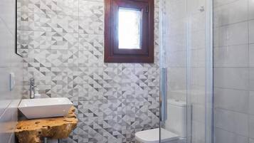 Dusj, hårføner og håndklær